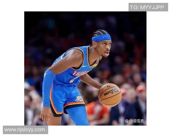 足球明星素颜大揭秘真实面貌与场上风采的鲜明对比